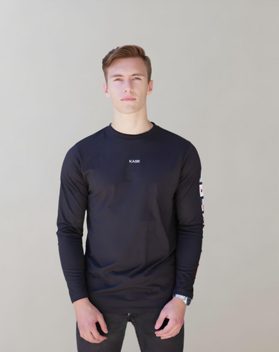 Poinae | Schwarzes Langarm-Shirt mit Flaggen-Print auf dem linken Ärmel