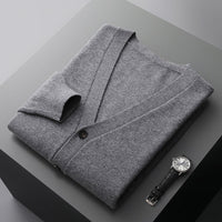 Lucian – Die stilvolle & vielseitige Herren-Strickjacke – Dunkelgrau