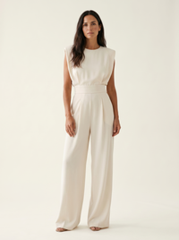Pippa - Figurformender Jumpsuit – Weiß