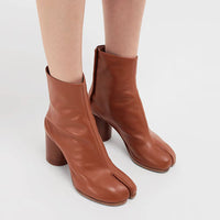 Gloria | Lässige Stiefeletten mit geteilter Zehenpartie – Braunes Leder