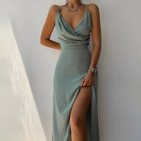 KLAUDIA - SATINIERTES KLEID MIT SCHLITZ – Grün