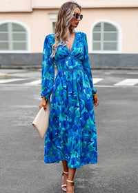 Lara - Figurbetontes Blumenkleid – Blau