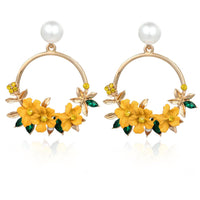 Blumen- und Perlenohrringe in Gold – Gelb