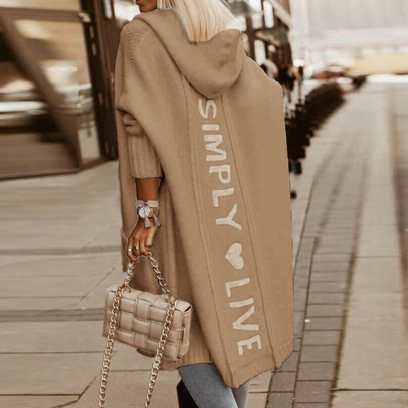 Amorette | Langer Strick-Cardigan mit Kapuze und "Simply Live" Rückenaufdruck