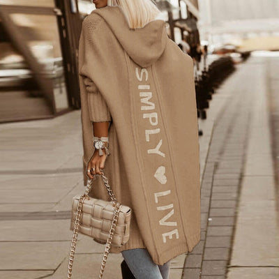 Amorette | Langer Strick-Cardigan mit Kapuze und "Simply Live" Rückenaufdruck