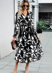 Lara - Figurbetontes Blumenkleid – Schwarz