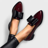 Maribel – Glanz-Loafers mit Schleifendetail – Weinrot