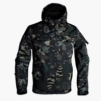 Herren Softshelljacke mit Kapuze und mehreren Reißverschlusstaschen – Tarnung Schwarz