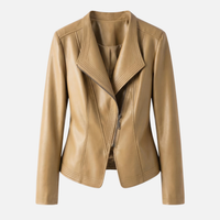 Yvette | Damen Hochglänzende Taillierte Kunstlederjacke Breites Revers – PU Leder Jacke – Beige