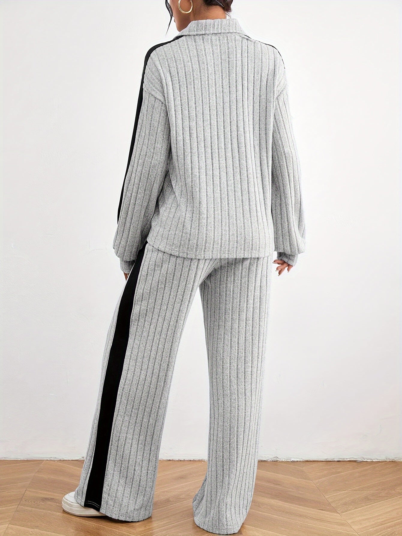 Bequemes Damen-Outfit: Schulterfreier Pullover mit weiter Jogginghose für den Winter