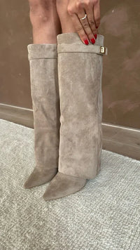 Elisara - Hochwertige kniehohe Stiefel aus Wildleder – Beige
