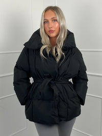 Elina™ | Gesteppte Kurzjacke mit Taillengürtel – Schwarz