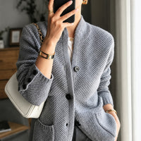 Edda - Gemütlicher Cardigan mit Knöpfen – Grau