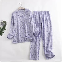 Bequemes Damen Pyjama-Set mit lebendigen Mustern | Zweiteiler – Florales Lila