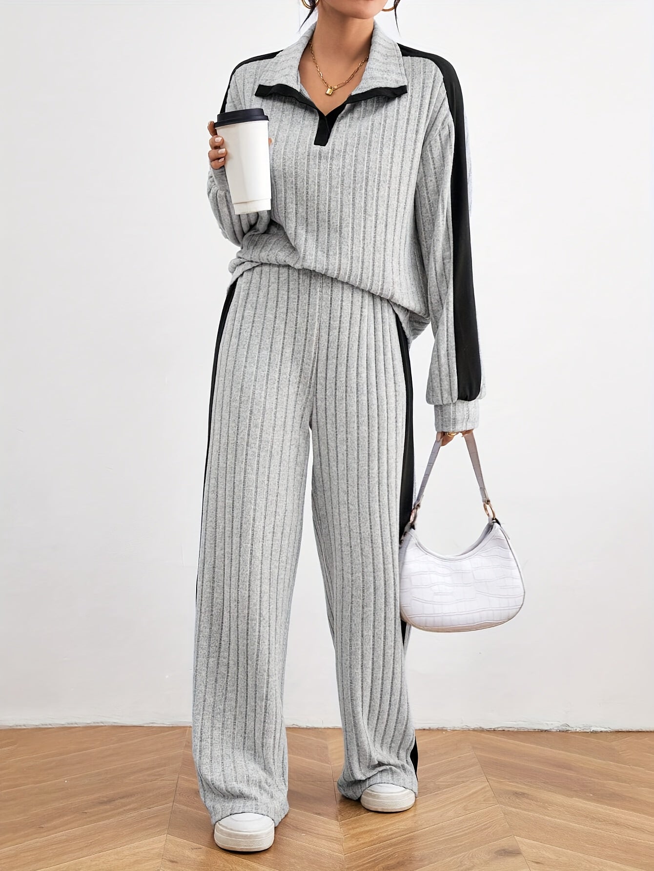 Bequemes Damen-Outfit: Schulterfreier Pullover mit weiter Jogginghose für den Winter