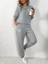 Kuschelige Damen-Loungewear: Pullover mit Herzmuster und passende Jogginghose für kalte Tage – Grau