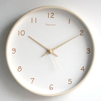 Leise analoge Wanduhr aus Massivholz – Creme