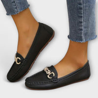 Nevena – Elegante Slip-On Mokassins mit Goldakzent – Schwarz