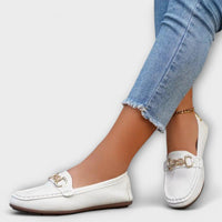 Nevena – Elegante Slip-On Mokassins mit Goldakzent – Weiß