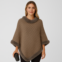 Loretta | Zopfmuster-Pullover mit Fledermausärmeln und Pelzbesatz – Kaffee