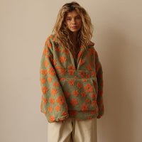 Yzella – Fleecepullover mit Blumenmuster – Orange