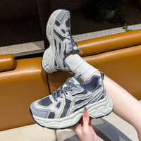Damen Sportliche Lauf- und Freizeit-Sneaker mit atmungsaktiven Mesh-Einsätzen und dämpfender Sohle – Grau