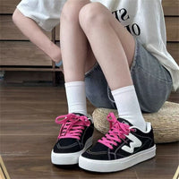 Damen Sportliche Sneaker mit kontrastierenden Schnürsenkeln und robustem Gummiprofil – Schwarz