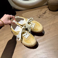 Damen Sportliche Sneakers aus hochwertigem Wildleder mit robustem Sohlenprofil – Gelb
