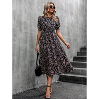 Amelia - Kleid mit Rundhalsausschnitt und Blumenmuster – Schwarz
