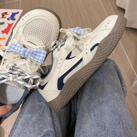 Damen Sneakers mit verspielt floralem Design und innovativer Schnürung – Blau