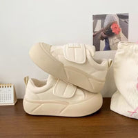 Damen Sneaker mit verstellbarem Klettverschluss und dämpfender Sohle – Cremeweiß