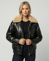 Damen glänzende Kunstleder-Bomberjacke mit voluminösem Teddykragen, Pattentaschen und elastischem Saum – Schwarz
