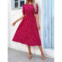 Amelia - Kleid mit Rundhalsausschnitt und Blumenmuster – Rot mit kleinen Blumen