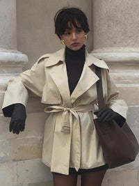 Damen Modische Kurztrenchjacke mit Taillenknoten und großzügigen Taschen – Beige