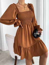 Heidi Mode | Paralleles Krepp genähtes Kleid mit Rüschensaum – Hellbraun