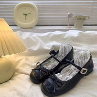 Damen Ballerinas mit zarter Spitzenapplikation und elegantem Riemen – Schwarz