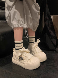Damen Sportliche Plateau-Sneaker mit breiter Sohle und verspieltem Design – Cremeweiß
