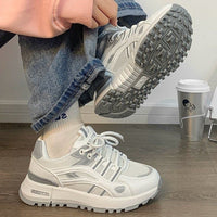 Damen Sportliche Sneakers mit charakteristischer Profilsohle und atmungsaktivem Mesh-Obermaterial – Grau