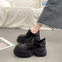 Damen Sportliche Lack Sneakers mit robuster Plateausohle und modischem Design – Schwarz