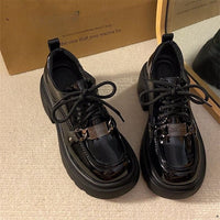 Damen Chunky Sneakers mit glänzender Oberfläche und modischem Anhänger – Schwarz