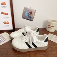 Damen Sneakers im verspielten Design mit Hello Kitty-Applikationen – Schwarz