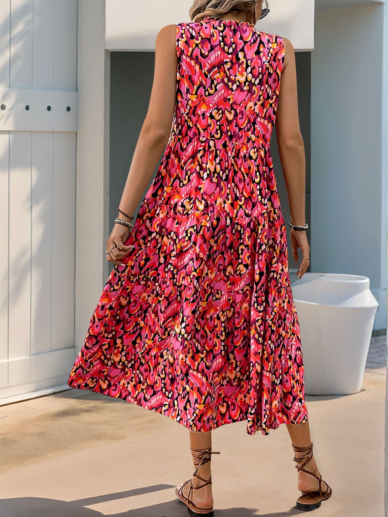 Zuri | Figurbetontes, ärmelloses Blumenkleid