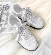 Damen Sneakers mit elegantem Satinband und feinen Häkelverzierungen – Silber
