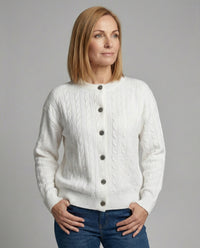 Damen grobgestrickter Zopfmuster-Cardigan mit Ballonärmeln, Rippenbündchen und dekorativer Knopfleiste – Weiß