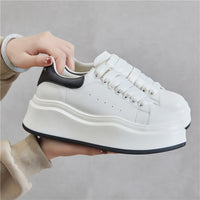 Damen Modische Plateau Sneakers mit elastischen Schnürsenkeln und trendiger Silhouette – Schwarz