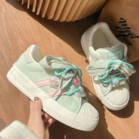 Damen Sneakers mit floralen Schnürsenkeln und weichem Innenfutter – Mintgrün