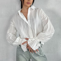 Mirela | Gestreifte Bluse mit Bindemanschetten – Weiß