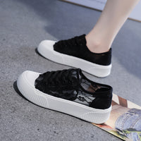 Damen Sneakers mit floralen Spitzenapplikationen und luftiger Netzstruktur – Schwarz