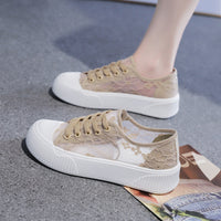 Damen Sneakers mit floralen Spitzenapplikationen und luftiger Netzstruktur – Khaki