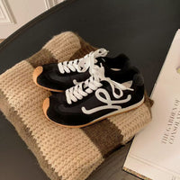 Damen Sneakers mit luxuriösem Wildleder und atmungsaktivem Mesh von – Schwarz